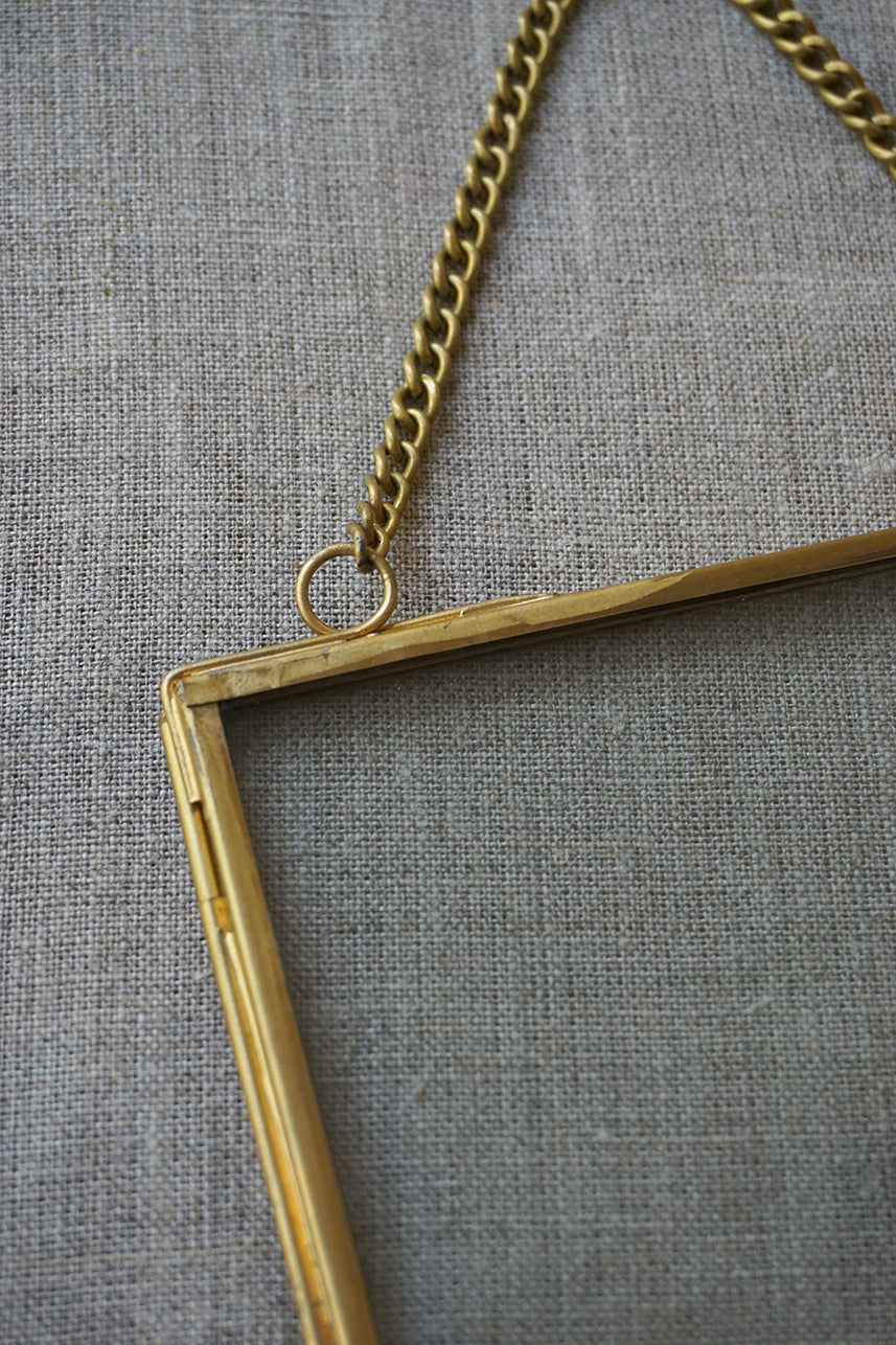 Inicial Bordada Azul y Marco Vidrio