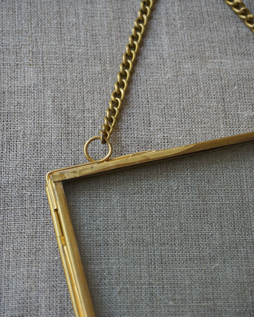 Inicial Bordada Naranja y Marco Vidrio