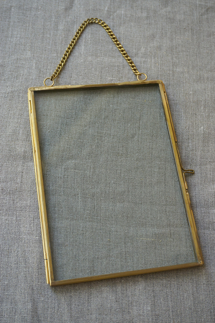 Inicial Bordada Azul y Marco Vidrio