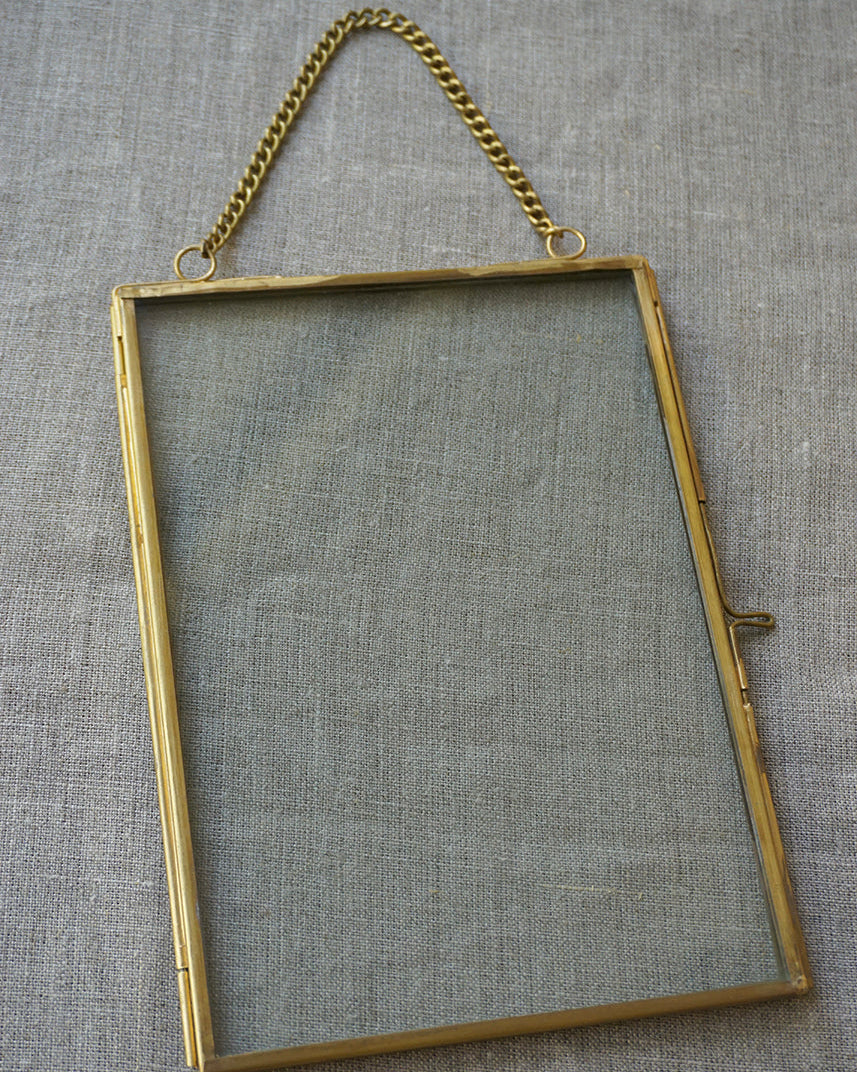 Inicial Bordada Naranja y Marco Vidrio